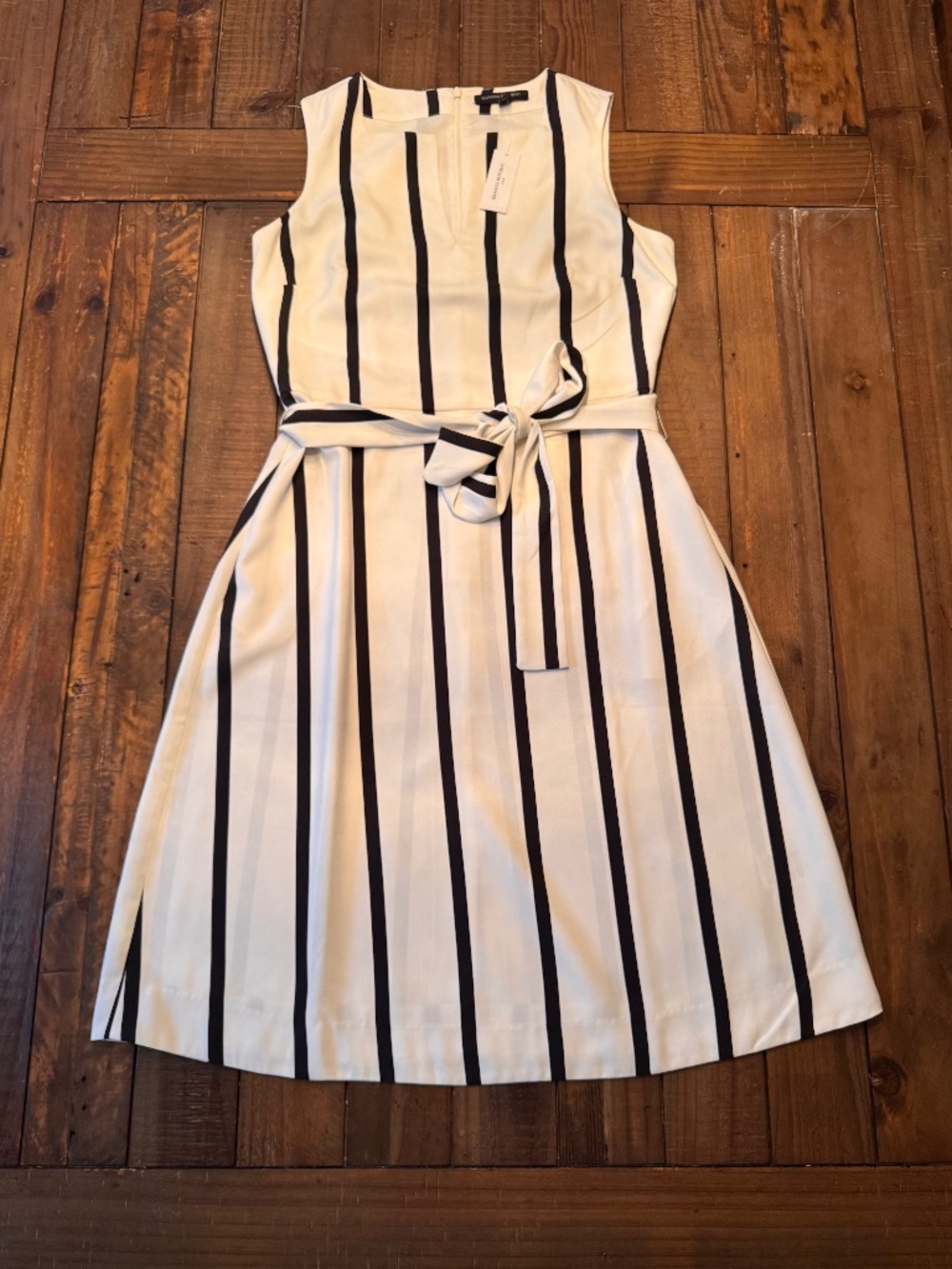 Banana Republic Black & White Vertical Striped Belted Sleeveless Dress. Size 4